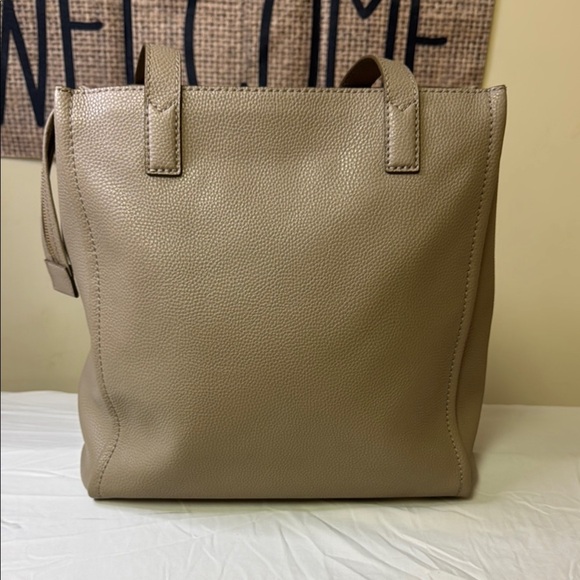 Marc Jacobs Tan Shoulder Bag with Embossed Logo - Picture 5 of 16